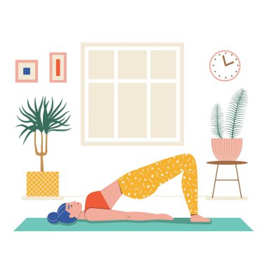 Evde briç pozisyonunda yoga yapan genç bir kadın. Oturma odasındaki yoga minderi üzerinde pencere ve bitkilerle jimnastik yapan kız. Ev işi sağlıklı yaşam tarzı sahnesi.