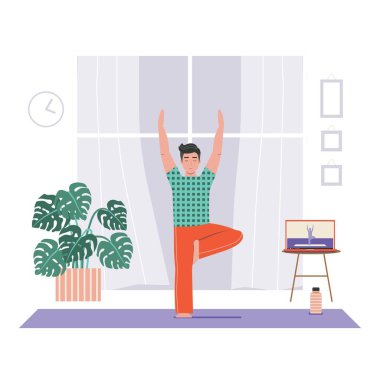 Adam evde yoga yapıyor ve dizüstü bilgisayardan online dersler izliyor. Ağaç içerisindeki erkek çevrimiçi öğretim görevlileriyle fitness egzersizleri yapıyor. Yaşam dengesi, sağlıklı yaşam tarzı ve refah kavramı.