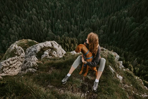 Caminhante Menina Sentada Com Cão Ponteiro Topo Montanha Desfrutando Vistas — Fotografia de Stock