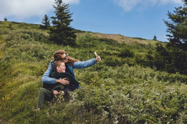 Mãe Com Filho Feliz Juntos Tomando Selfie Paisagem Montanha Primavera — Fotografia de Stock