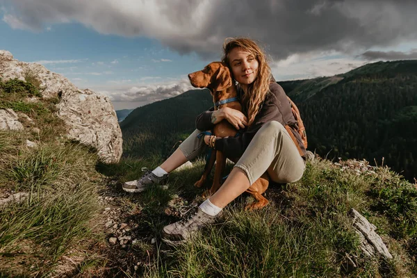 Chica Excursionista Sentada Con Perro Puntero Cima Montaña Disfrutando Las —  Fotos de Stock