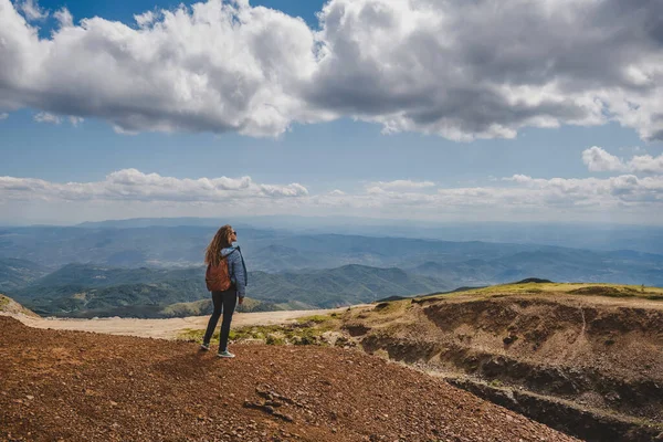 Mulher Viajante Caminhante Olhando Para Paisagem Montanha Verão Pico Mais — Fotografia de Stock