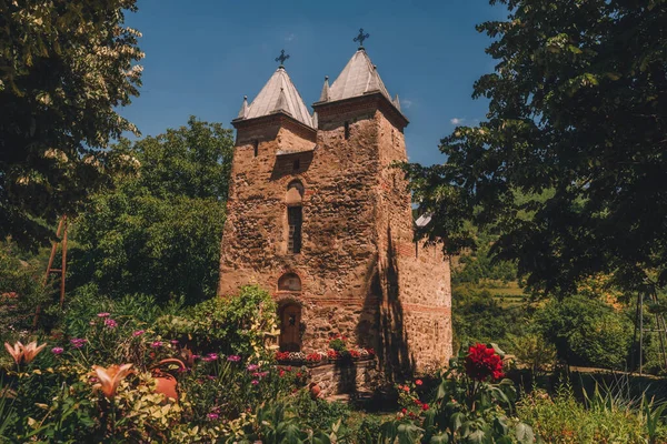 圣母教堂 Church Holy Mother God 是位于Knjazevac附近Donja Kamenica村的中世纪东正教教堂 塞族历史教堂 被树木和花园环绕的建筑地标 — 图库照片