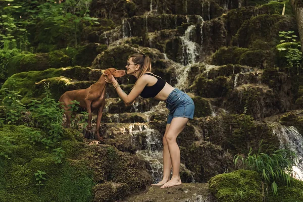 Mujer Joven Con Perro Por Cascada Del Río Montaña Mujer —  Fotos de Stock