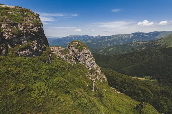 旧マウンテン国立公園のバビン ズブ山のピークは セルビアとブルガリアの間の自然保護 晴れた夏の日に山や岩とスタラPlanina美しい風景 — ストック写真