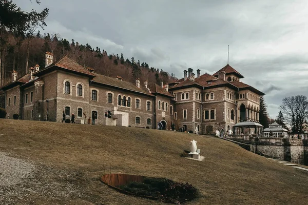 坎塔库兹诺城堡位于罗马尼亚布斯塔尼山镇 坎塔库兹诺宫殿 内院位于普拉霍瓦山谷森林的边缘 罗马尼亚风格的纪念碑和受欢迎的旅游景点 — 图库照片