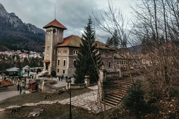 ブチェギ山のブステニ町にあるカンタッチーノ城 プラホヴァ渓谷の中庭を持つカンタッチーノ宮殿 冬に表示されます ルーマニア様式の記念碑と人気の観光名所 — ストック写真
