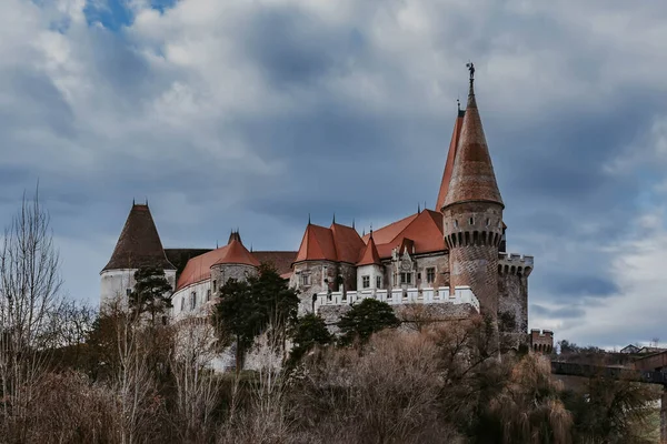 哥特式的科文城堡位于罗马尼亚的Hunedoara Castelul Corvinilor站在特兰西瓦尼亚Zlasti河上方的岩石上 中世纪的Hunyadi城堡是著名的旅游胜地和地标 — 图库照片