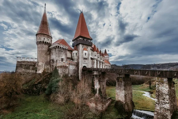 哥特式科文城堡 在罗马尼亚的Hunedoara有一座桥 卡斯特鲁尔 科尔维尼洛站在特兰西瓦尼亚河上游的岩石上 中世纪的Hunyadi城堡是著名的旅游胜地和地标 — 图库照片