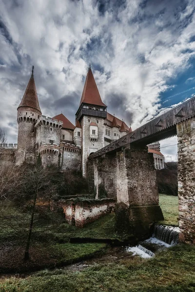 哥特式科文城堡 在罗马尼亚的Hunedoara有一座桥 卡斯特鲁尔 科尔维尼洛站在特兰西瓦尼亚河上游的岩石上 中世纪的Hunyadi城堡是著名的旅游胜地和地标 — 图库照片