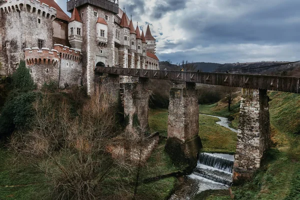Gothic Corvin Castle Bridge Hunedoara Romania Castelul Corvinilor Stands Rock — Stockfoto