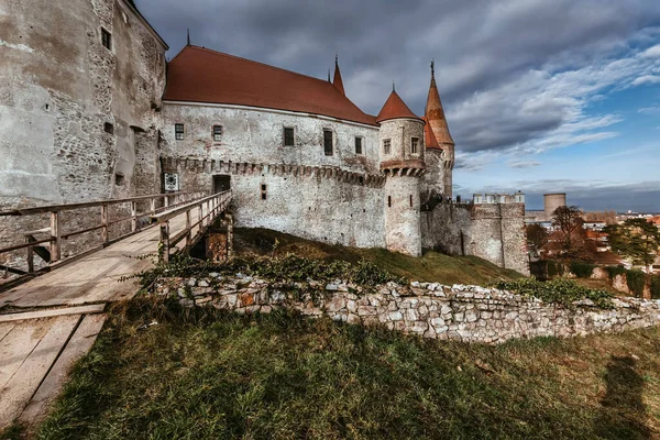Gothic Style Corvin Castle Hunedoara Romania Castelul Corvinilor Stands Rock — Fotografia de Stock