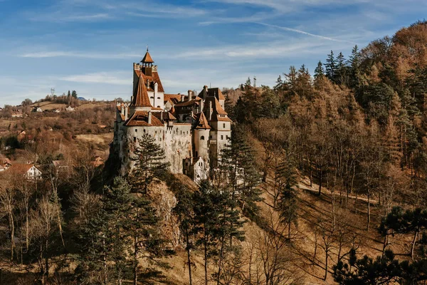 Castelo Bran Castelo Conde Drácula Topo Uma Colina Rochosa Transilvânia — Fotografia de Stock