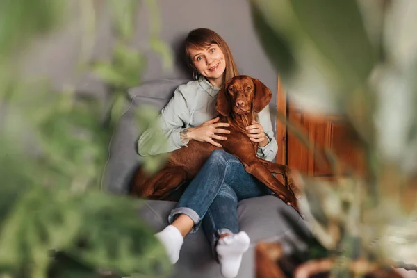 Mujer Feliz Abrazando Vizsla Perro Sentado Bolsa Silla Casa Con —  Fotos de Stock