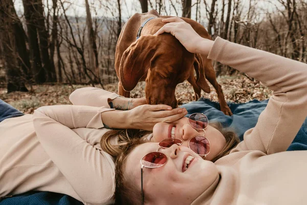 Mamá Hijo Divierten Tumbados Cuadros Naturaleza Mujer Riendo Mientras Perro —  Fotos de Stock