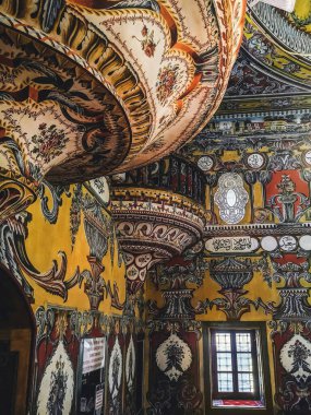 Tetovo, Kuzey Makedonya - 23 Haziran 2021. Sarena Camija Boyalı Cami 'nin dekoratif iç mimarisi, antik binalar ve çiçeklerle süslenmiş İslami sanat eserleri. Ünlü Osmanlı Türk simgesinin iç görünümü.