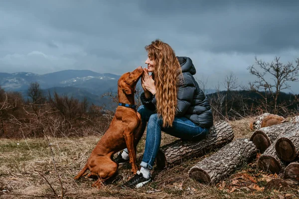 Mujer Joven Viajando Con Perro Hermosa Hembra Sentada Tronco Junto —  Fotos de Stock
