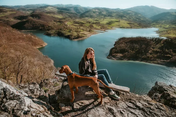 Travel Lifestyle View Young Woman Adventure Dog Female Hungarian Vizsla — Stock Photo, Image