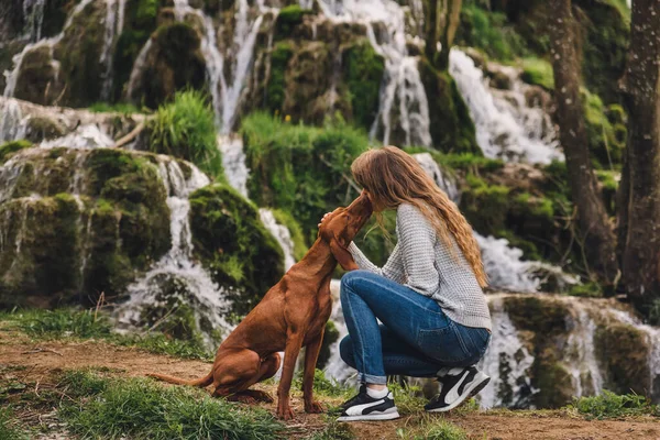 Mujer Joven Viajando Con Perro Mujer Sentada Cerca Cascada Cascada —  Fotos de Stock