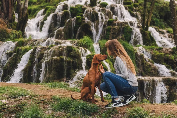 Mujer Joven Viajando Con Perro Mujer Sentada Cerca Cascada Cascada —  Fotos de Stock