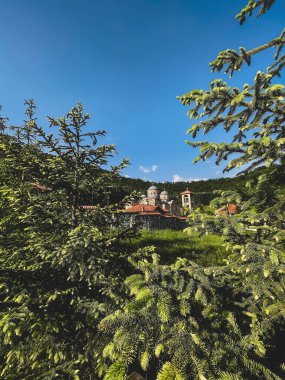 Valthe, Sırbistan - 21 Mayıs 2023. Ormanla çevrili tepelik bölgedeki Celije Manastırı. Sırp Ortodoks manastırı popüler bir dini mekan ve ibadet yeri. Balkanlar 'a hac yolculuğu.