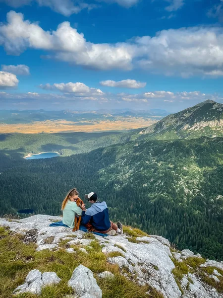 Young Couple Sitting Pointer Dog Mountain Top Enjoying Views Lakes — Stock Photo, Image