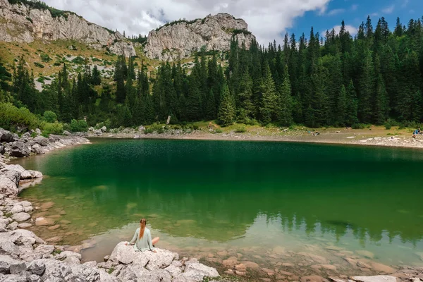 Feminino Sentado Rocha Paisagem Panorâmica Montanha Desfrutando Vista Para Lago — Fotografia de Stock