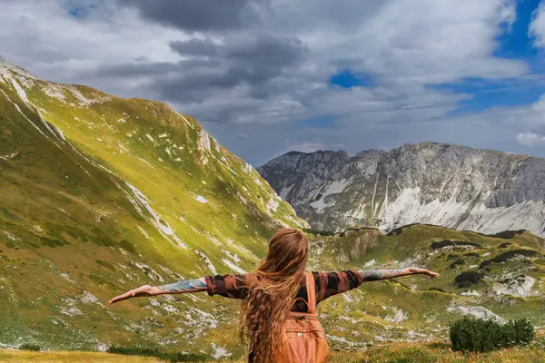 Woman Solo Travel Stands Alone Open Arms Mountains Girl Traveler — Stock Photo, Image