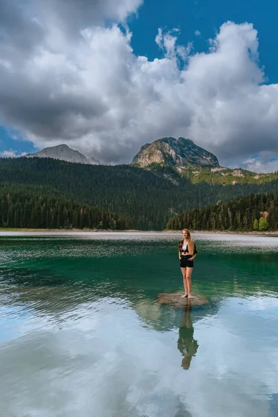 Female Standing Black Lake Looking Front Her Enjoying Outdoor Leisure — Stock Photo, Image