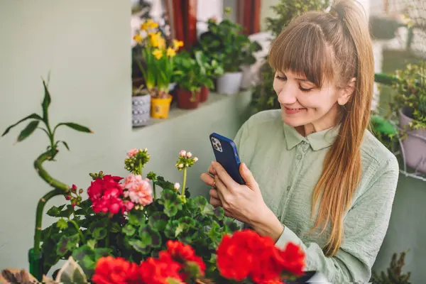 Női Kertész Mobiltelefon Kertészeti Alkalmazás Tippek Gondozása Növények Terasz Kertben — Stock Fotó