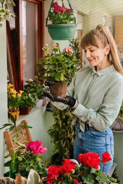 Glückliche Gärtnerin Beim Verpflanzen Von Blumen Terrassengarten Fröhliches Weibchen Gartenhandschuhen — Stockfoto