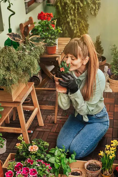 Mujer Feliz Jardinero Replantando Plantas Terraza Jardín Mujer Con Guantes — Foto de Stock