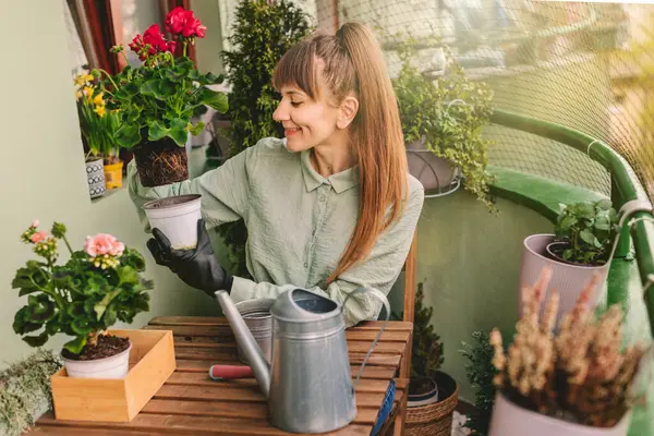 Mutlu Kadın Bahçıvan Çiçek Naklediyor Teras Bahçesindeki Ahşap Masada Oturuyor — Stok fotoğraf