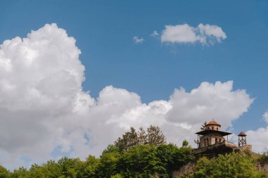Stara Pavlica ortaçağ Sırp Ortodoks manastırı kayanın üzerinde duruyor. Kayalıklardaki antik kilisenin dramatik gökyüzüne karşı bulutlu görüntüsü. Sırp ortaçağ kültür mirası, mimarinin eşsiz bir örneği.