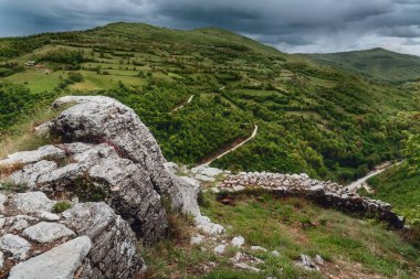 Stari Ras eski kale, Sırp ortaçağ kasabası ve antik Raska devletinin başkenti. Eski Ras kalesinden dağlara ve yamaçlardaki küçük köy evlerine kadar manzara. Balkanlar 'da Dünya Mirası.