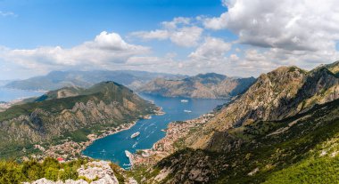 Kotor Körfezi 'nin geniş açılı manzarası Kotor-Lovcen yolundan. Ünlü Kotor Serpentine 'den Boka Kotorska' nın panoramik görüntüsü. Karadağ 'ın Adriyatik denizi ve dağlarıyla yaz manzarası.