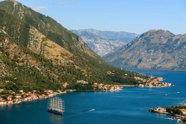 Kotor marinası ve eski kaleden deniz manzarası. Boka Kotorska körfezi, yatlar, yelkenliler ve beş gemi direği. San Giovanni ortaçağ tahkimatlarından Boka Kotorska Körfezi 'nin panoramik sahnesi.