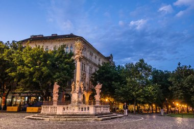 Bratislava, Slovakya - 11 Temmuz 2018. Kutsal Üçleme Anıtı ve Veba Sütunu Eski Şehir 'deki Balık Meydanı' nda duruyor. Heykelleri ve heykelleri olan barok sütunlar, akşamları aydınlanan popüler simgeler..
