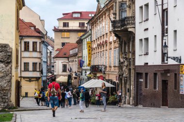 Bratislava, Slovakya - 11 Temmuz 2018. Renkli evleri, tarihi binaları, kafeleri, dükkanları, restoranları ve yürüyen turistleri olan ortaçağ eski kasabası..