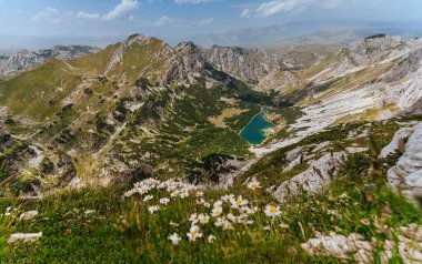 Bobotov Kuk dağ zirvesinden geniş açı manzarası. Durmitor 'da gölü, yeşil vadisi ve Dinarik Alpleri olan Alp manzarası. Balkan yürüyüşü macerası ve Karadağ 'ın popüler seyahat beldesi.