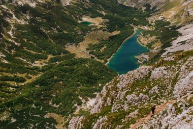 Yüksek dağlarla çevrili Skrcka göllerinin hava manzarası, Bobotov Kuk zirvesinden manzara. Karadağ 'ın Durmitor Ulusal Parkı' ndaki İskoçya manzarası. Yukarıdan Dinarik Alpler 'in dağ gölleri.