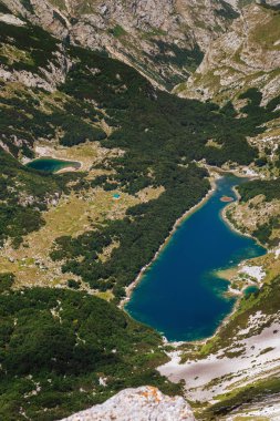 Yüksek dağ göllerinden oluşan hava manzarası. Durmitor Milli Parkı 'ndaki Skrcka göllerinin üst manzarası. Karadağ 'ın en yüksek dağı olan Bobotov Kuk' un zirvesinden yaz dağlarının manzarası.