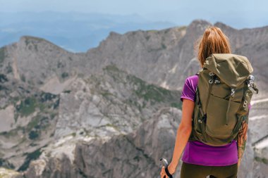 Sırt çantalı bir turist yüksek dağların arka planına bakıyor. Tırmandıktan sonra Bobotov kuk 'un zirvesinde kadın yürüyüşçü. Seyahat yaşam tarzı ve yürüyüş macera konsepti.