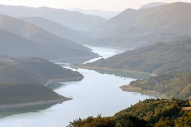 Balkan sıradağları ve Zavoj Gölü 'nün çevresi, Smilovica gözlem noktasından sabahın erken saatlerinde görülüyor. Stara Planina Ulusal Parkı 'nın doğal işaretlerine bakan bakış açısı.
