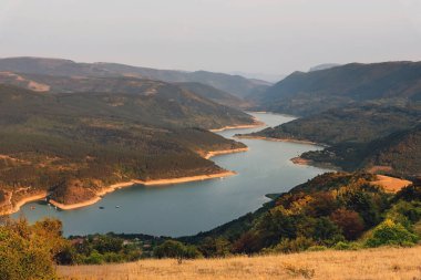 Balkan sıradağları ve Zavoj gölünün çevresi, Smilovica gözlem noktasından görülüyor. Stara Planina Ulusal Parkı 'nın doğal simgeleriyle dağlık alana bakan bir bakış açısı..
