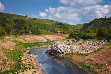 Dağlar ve yeşil ormanlık tepeler arasında kanyonda akan Uvac nehri ile dağ manzarası. Sırbistan 'daki Uvac Özel Doğa Rezervi' nin güzel manzarası. Balkanlar 'ın doğal güzelliklerini araştırıyor.