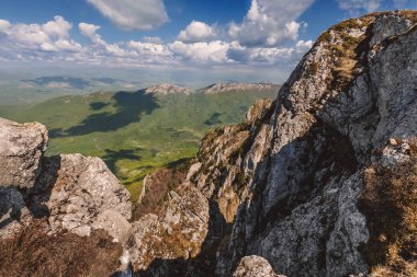 Carpatho-Balkan dağ kuşağının dağ sırası olan Suva Planina 'daki kayalık dik kayalıklı dağ manzarası. Balkan yürüyüşü macerası ve Sırbistan 'da popüler seyahat beldesi.