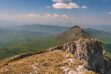 Suva Planina dağ sırası olan dağ manzarası. Carpatho-Balkan dağ kuşağındaki Kuru Dağ Masifi Panoraması. Sırbistan 'da popüler yürüyüş beldesi Trem' den Sokolov kamen zirvesi manzarası.