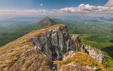 Suva Planina dağ sırası ile panoramik manzara. Carpatho-Balkan dağ kuşağındaki Kuru Dağ Masifi Panoraması. Sırbistan 'da popüler yürüyüş beldesi Trem' den Sokolov kamen zirvesi manzarası.