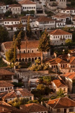 Gorica ilçesinde geleneksel evleri ve Osmanlı döneminden kalma binaları olan Berat 'ın tarihi kentsel gündoğumu manzarası, manzarayı kapatıyor. Bin Pencere Kenti, Arnavutluk 'ta popüler seyahat beldesi.